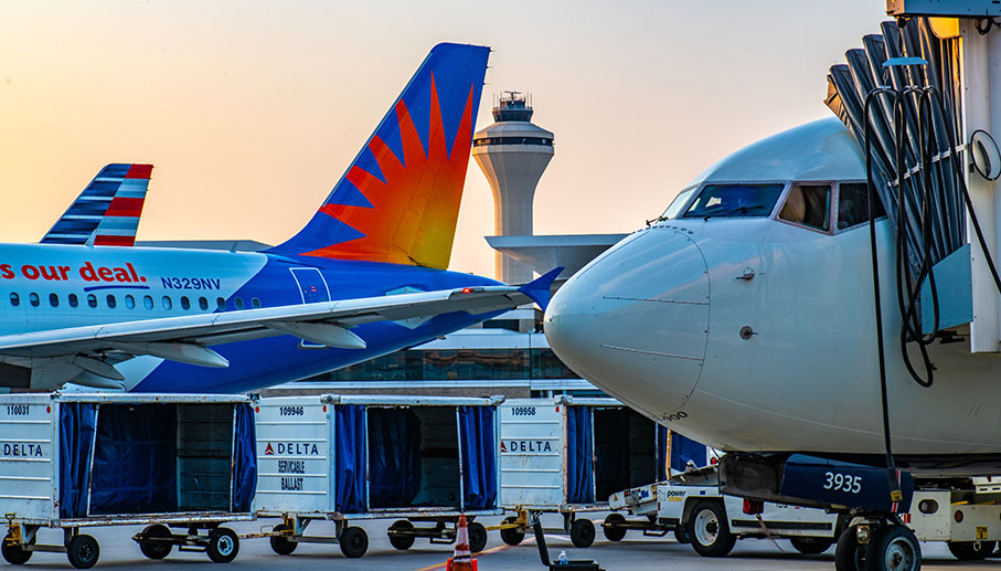 Planes at MEM gates